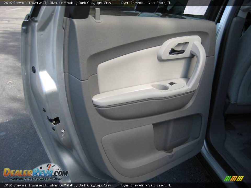 2010 Chevrolet Traverse LT Silver Ice Metallic / Dark Gray/Light Gray Photo #11