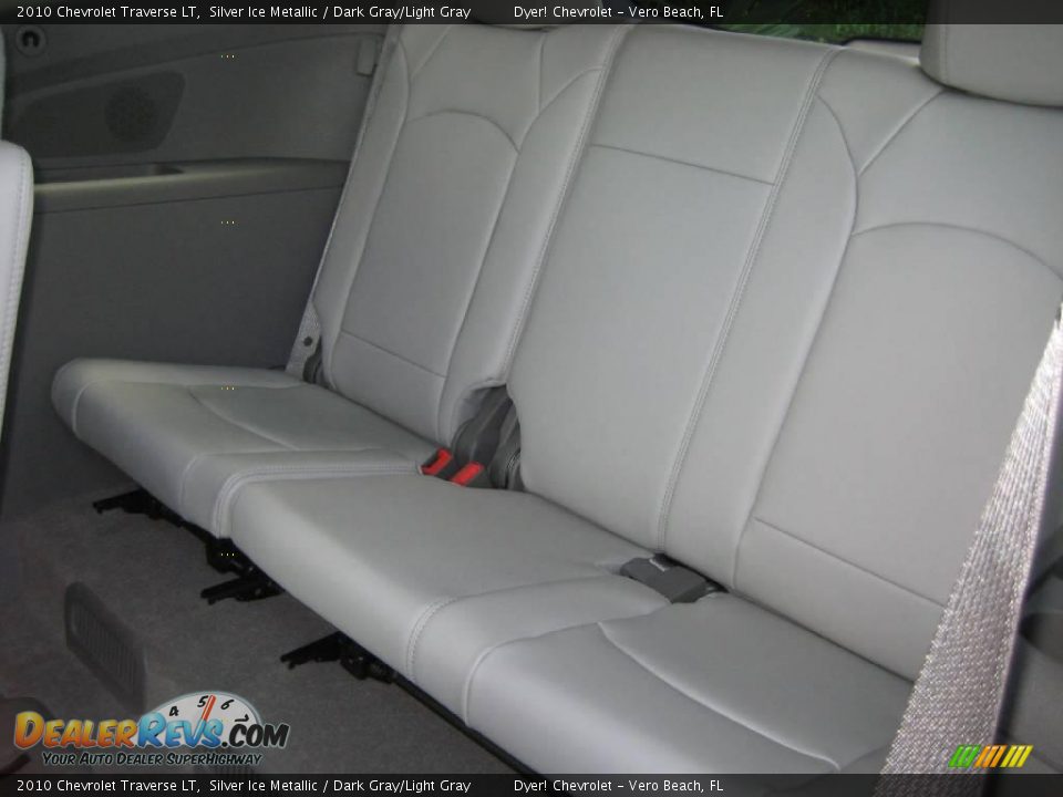 2010 Chevrolet Traverse LT Silver Ice Metallic / Dark Gray/Light Gray Photo #13