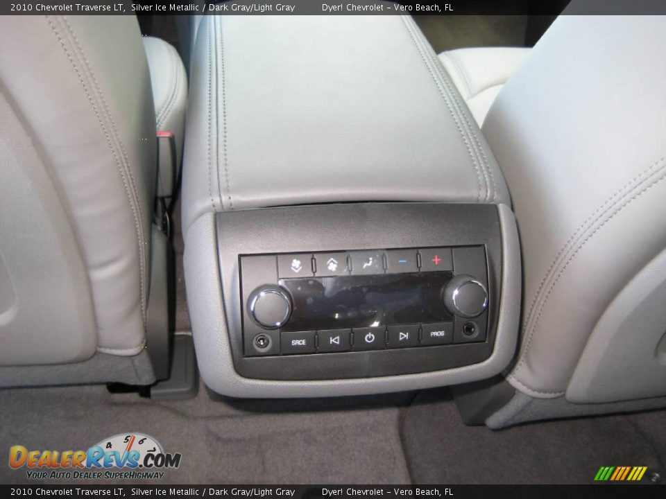 2010 Chevrolet Traverse LT Silver Ice Metallic / Dark Gray/Light Gray Photo #14