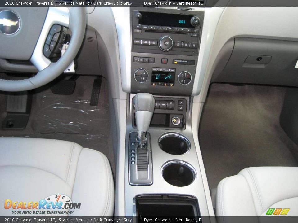 2010 Chevrolet Traverse LT Silver Ice Metallic / Dark Gray/Light Gray Photo #16
