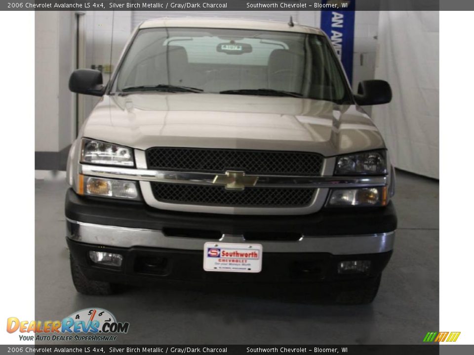 2006 Chevrolet Avalanche LS 4x4 Silver Birch Metallic / Gray/Dark Charcoal Photo #2