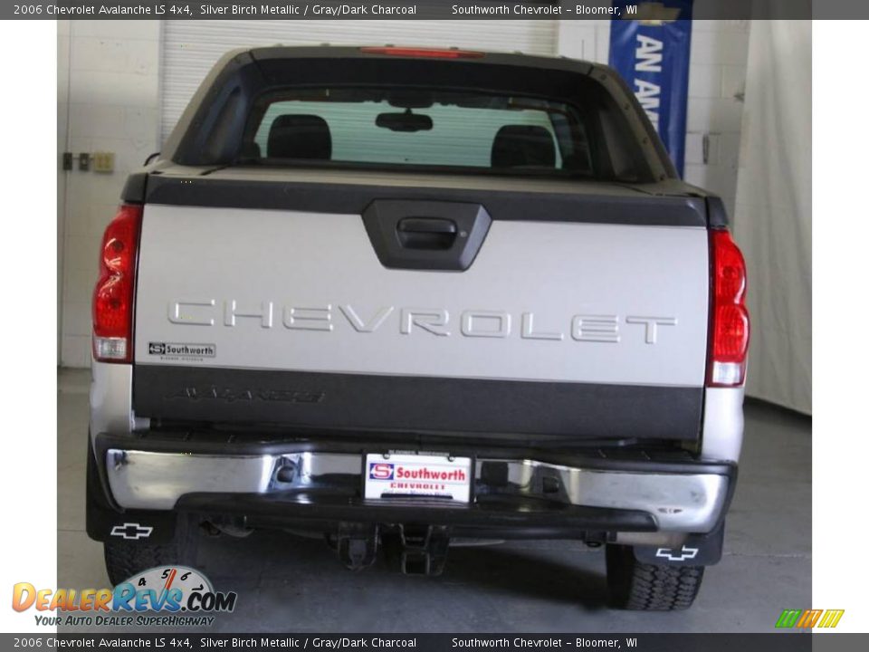 2006 Chevrolet Avalanche LS 4x4 Silver Birch Metallic / Gray/Dark Charcoal Photo #3