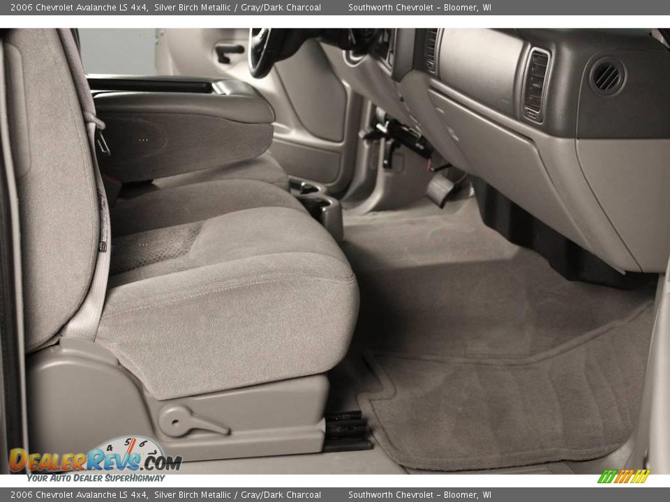 2006 Chevrolet Avalanche LS 4x4 Silver Birch Metallic / Gray/Dark Charcoal Photo #4