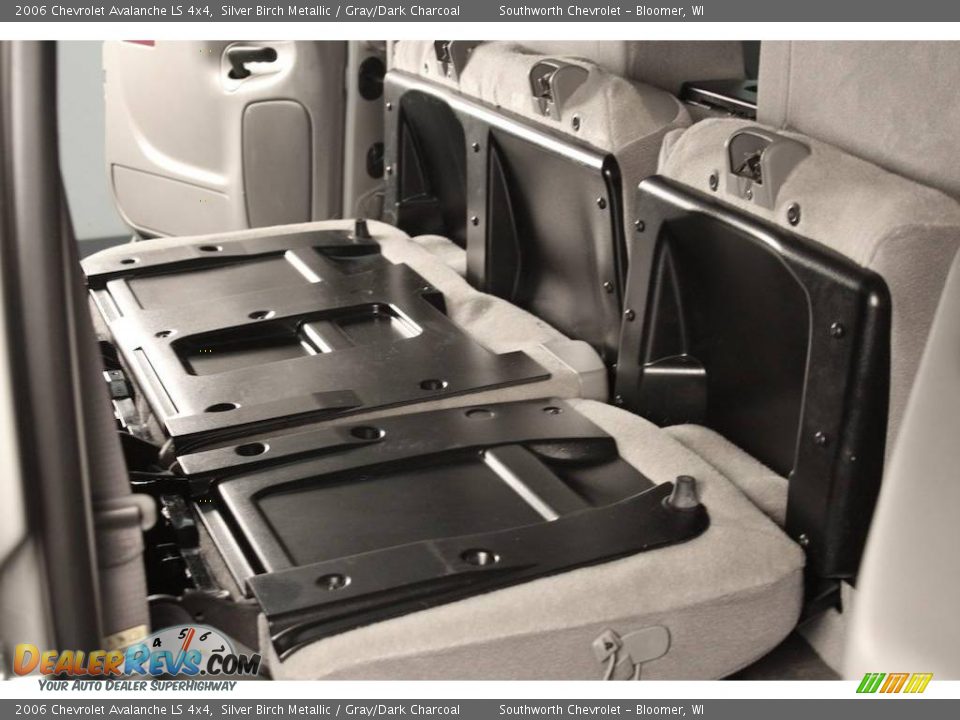 2006 Chevrolet Avalanche LS 4x4 Silver Birch Metallic / Gray/Dark Charcoal Photo #7