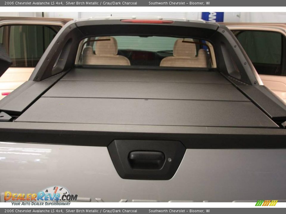 2006 Chevrolet Avalanche LS 4x4 Silver Birch Metallic / Gray/Dark Charcoal Photo #8