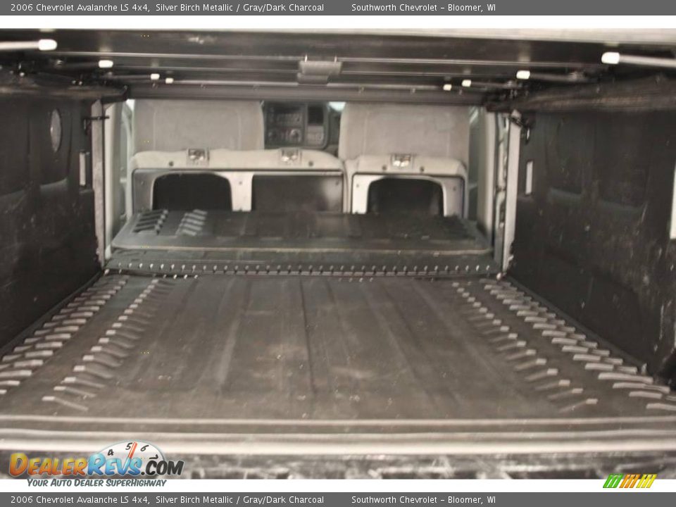 2006 Chevrolet Avalanche LS 4x4 Silver Birch Metallic / Gray/Dark Charcoal Photo #10