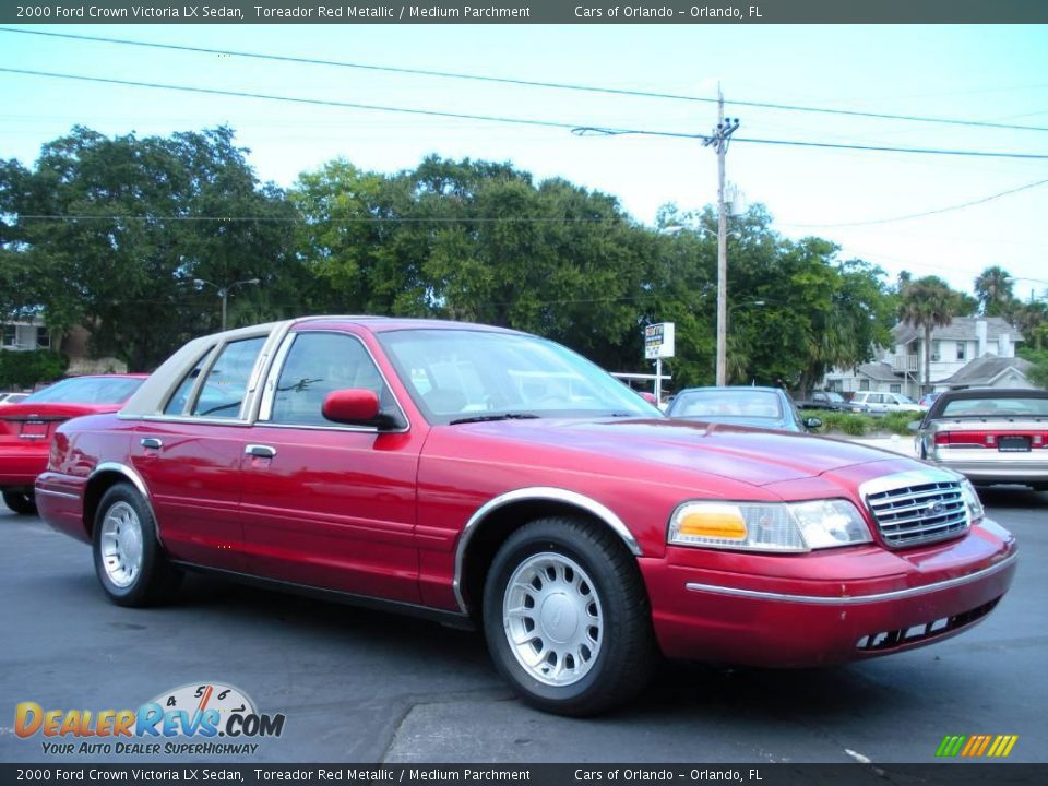 2000 Ford Crown Victoria LX Sedan Toreador Red Metallic / Medium Parchment Photo #3