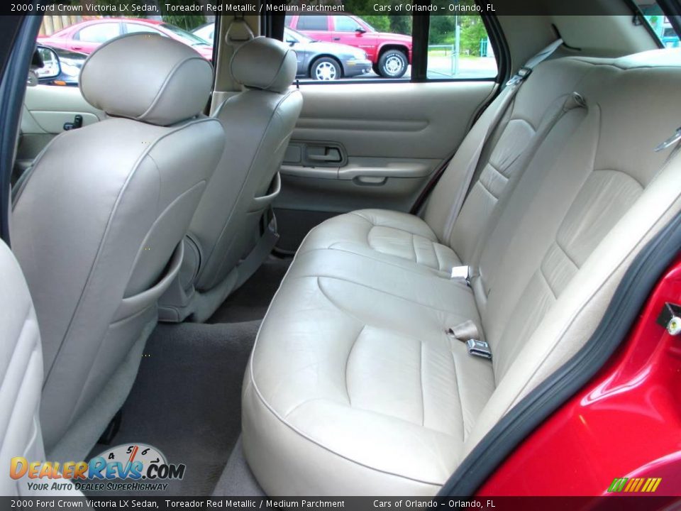 2000 Ford Crown Victoria LX Sedan Toreador Red Metallic / Medium Parchment Photo #17
