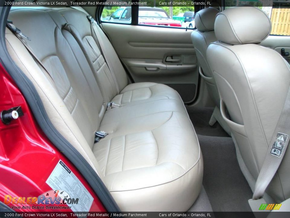 2000 Ford Crown Victoria LX Sedan Toreador Red Metallic / Medium Parchment Photo #19