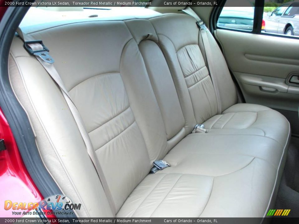 2000 Ford Crown Victoria LX Sedan Toreador Red Metallic / Medium Parchment Photo #20