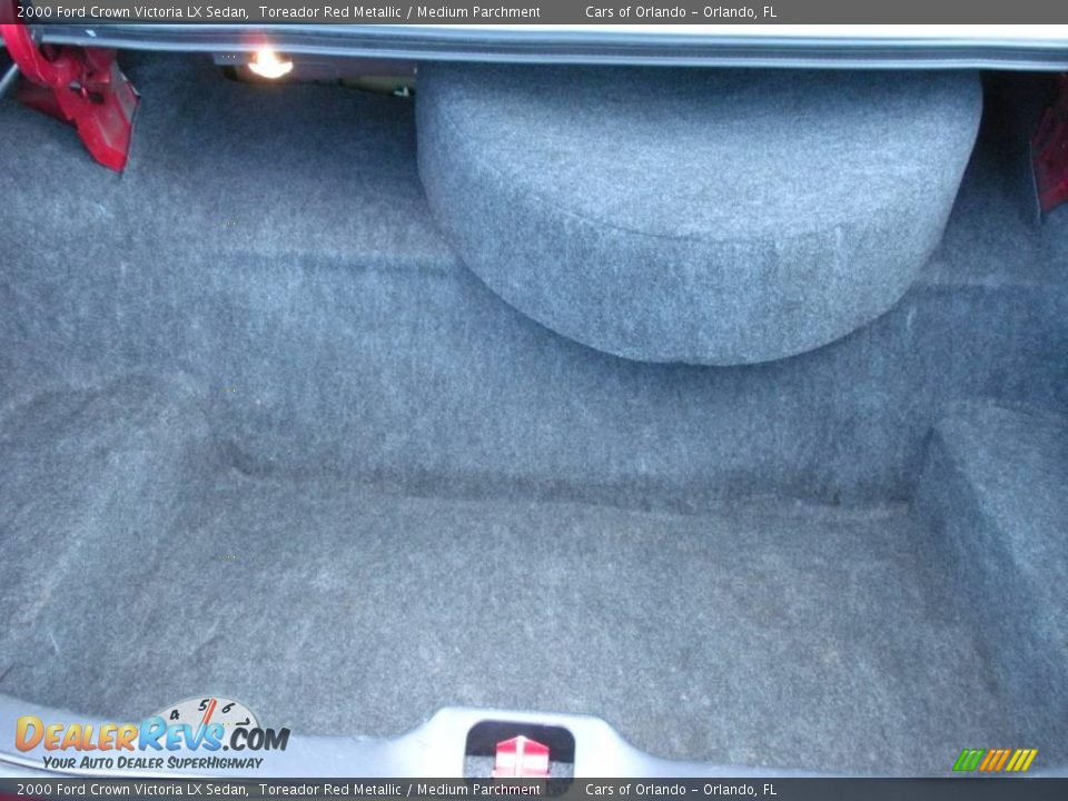 2000 Ford Crown Victoria LX Sedan Toreador Red Metallic / Medium Parchment Photo #32