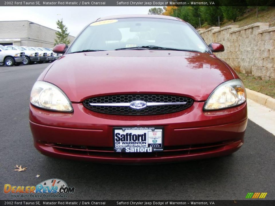 2002 Ford Taurus SE Matador Red Metallic / Dark Charcoal Photo #2