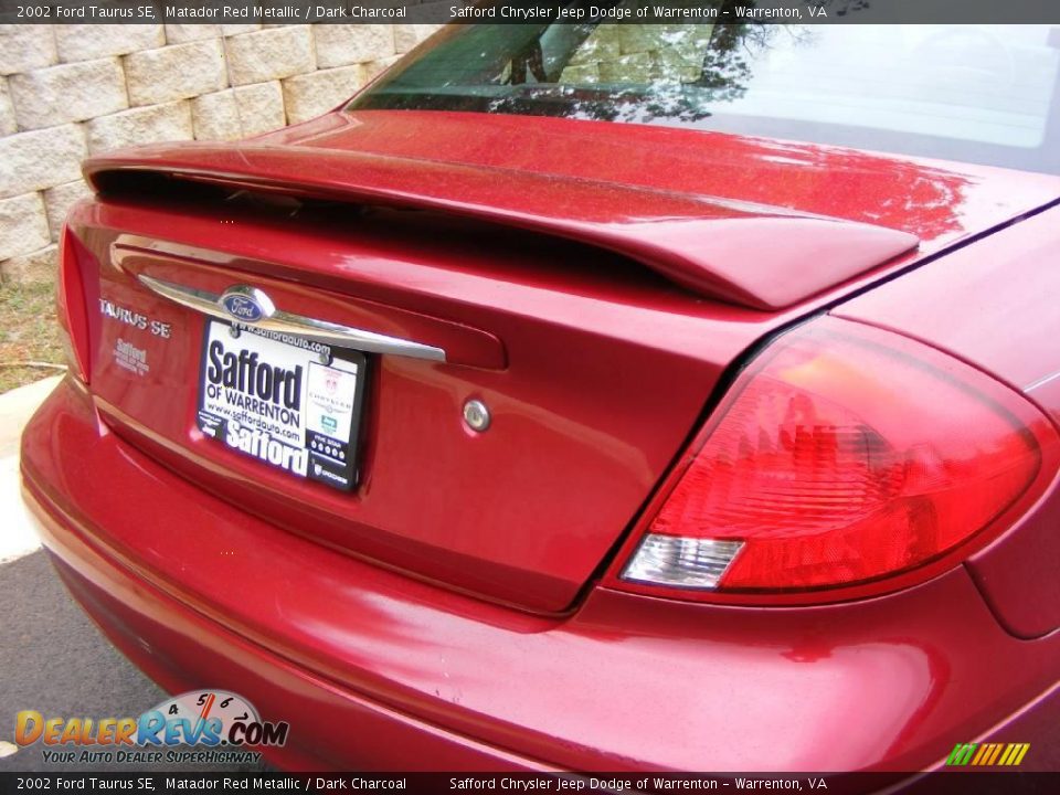 2002 Ford Taurus SE Matador Red Metallic / Dark Charcoal Photo #12