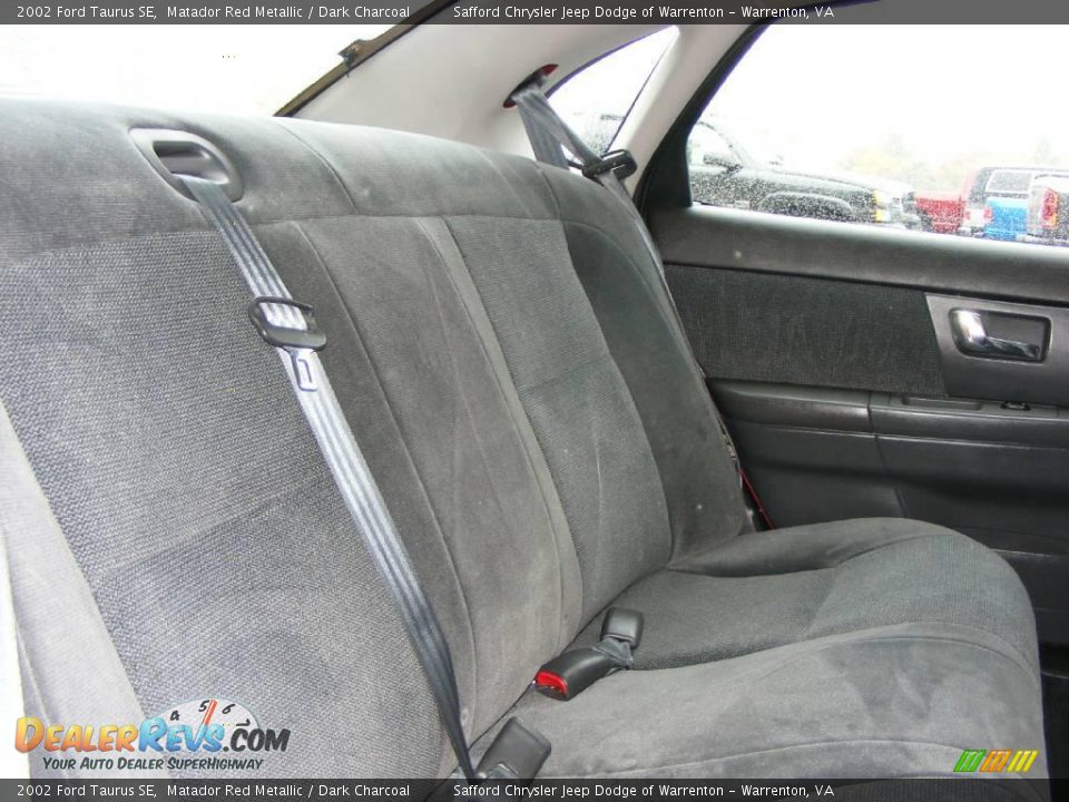 2002 Ford Taurus SE Matador Red Metallic / Dark Charcoal Photo #25