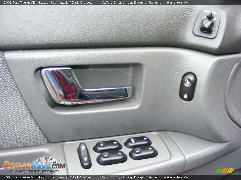 2002 Ford Taurus SE Matador Red Metallic / Dark Charcoal Photo #31