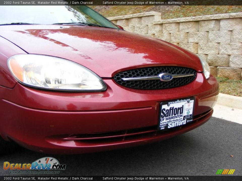 2002 Ford Taurus SE Matador Red Metallic / Dark Charcoal Photo #34