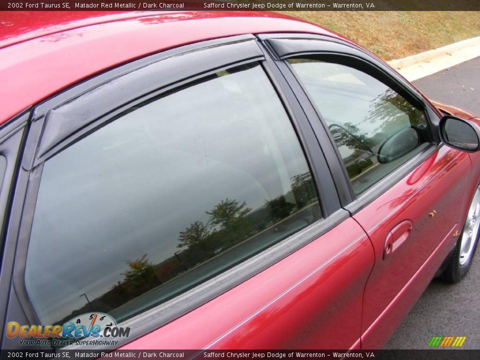 2002 Ford Taurus SE Matador Red Metallic / Dark Charcoal Photo #35