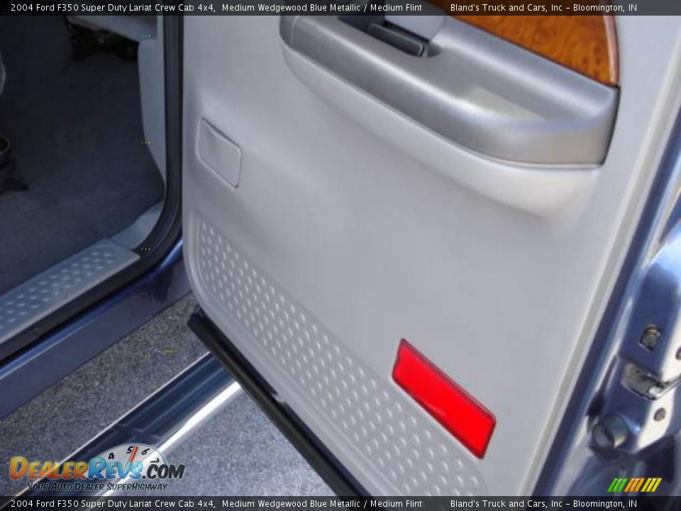 2004 Ford F350 Super Duty Lariat Crew Cab 4x4 Medium Wedgewood Blue Metallic / Medium Flint Photo #25