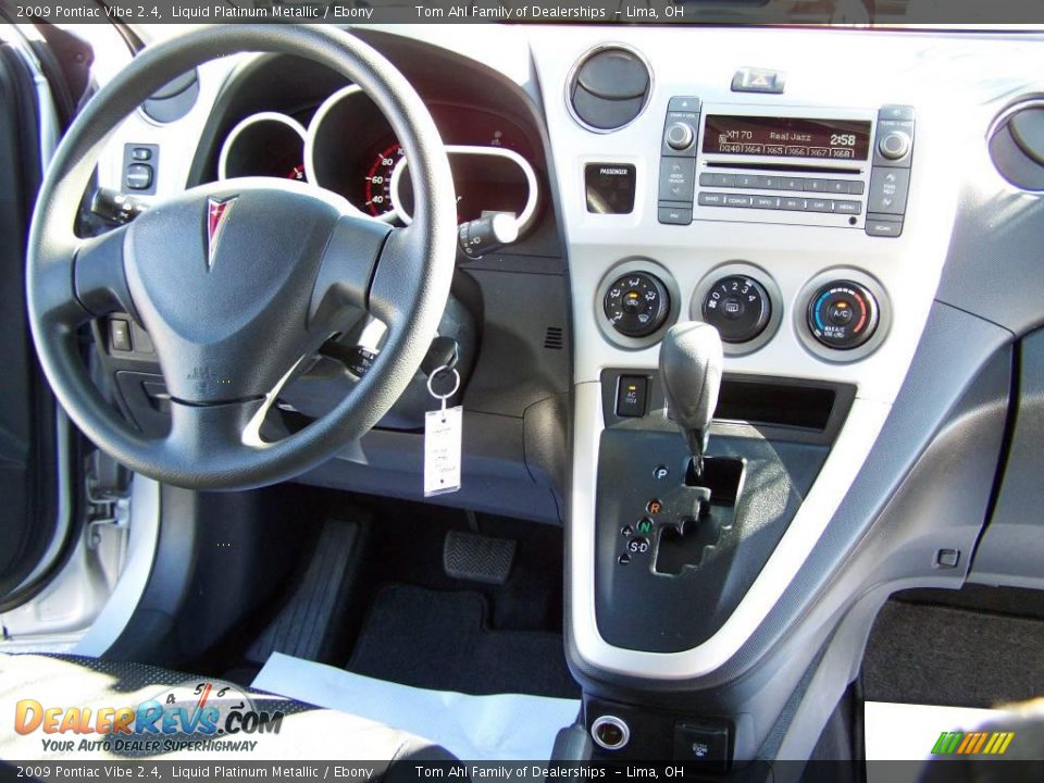 2009 Pontiac Vibe 2.4 Liquid Platinum Metallic / Ebony Photo #12