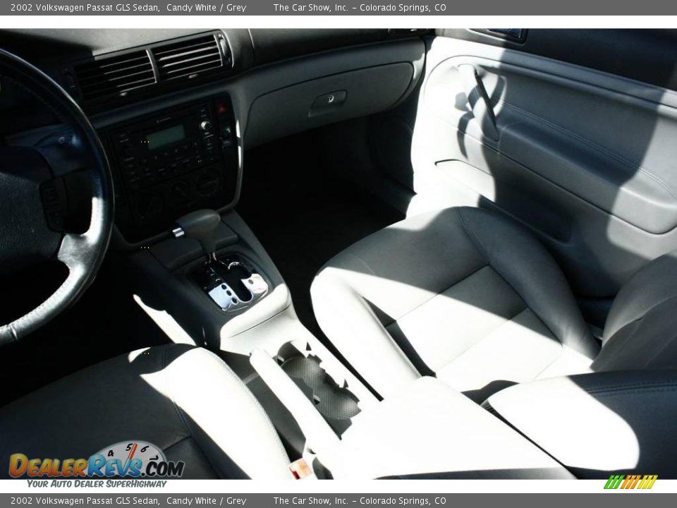 2002 Volkswagen Passat GLS Sedan Candy White / Grey Photo #9
