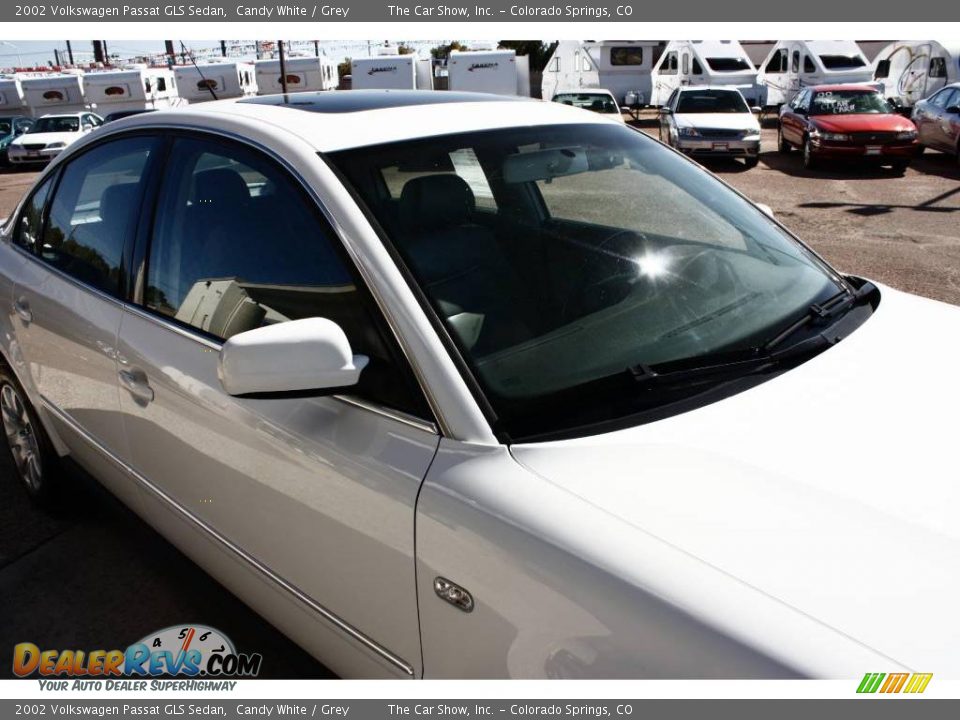 2002 Volkswagen Passat GLS Sedan Candy White / Grey Photo #15