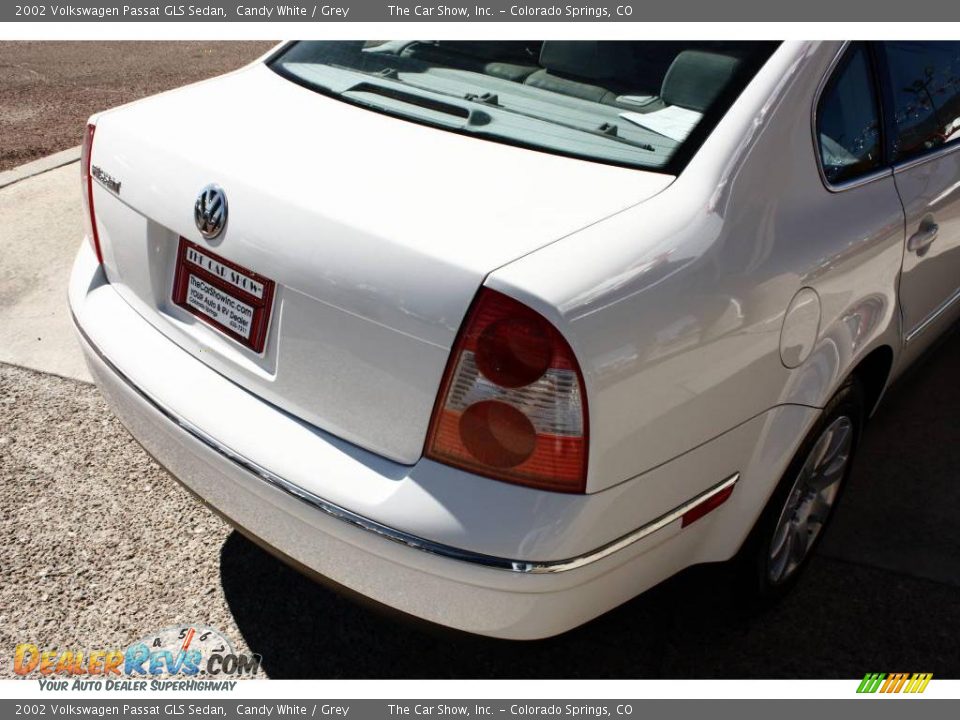 2002 Volkswagen Passat GLS Sedan Candy White / Grey Photo #16