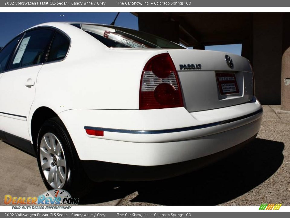 2002 Volkswagen Passat GLS Sedan Candy White / Grey Photo #17