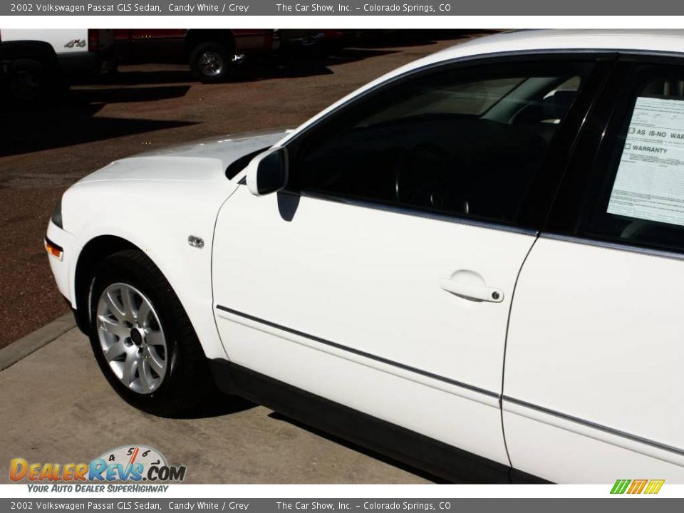 2002 Volkswagen Passat GLS Sedan Candy White / Grey Photo #18
