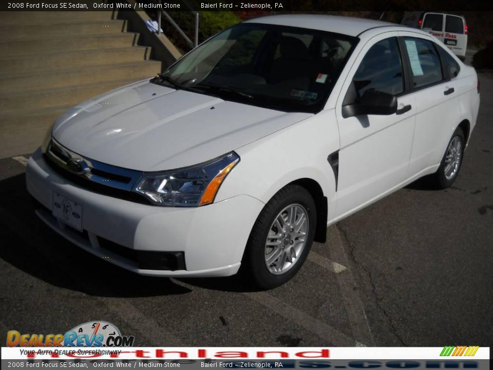 2008 Ford Focus SE Sedan Oxford White / Medium Stone Photo #2