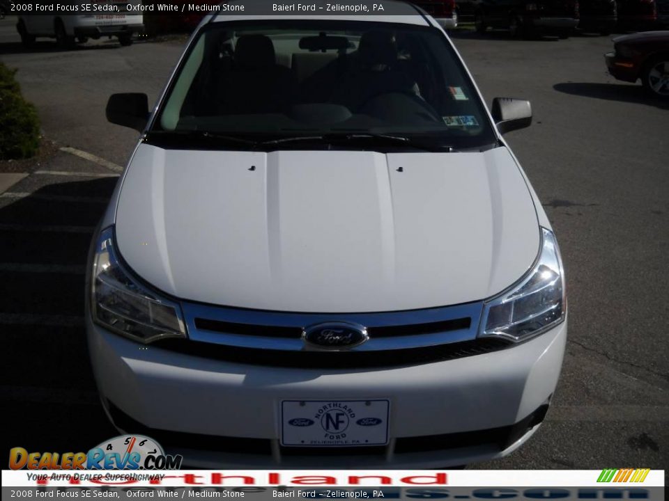 2008 Ford Focus SE Sedan Oxford White / Medium Stone Photo #3