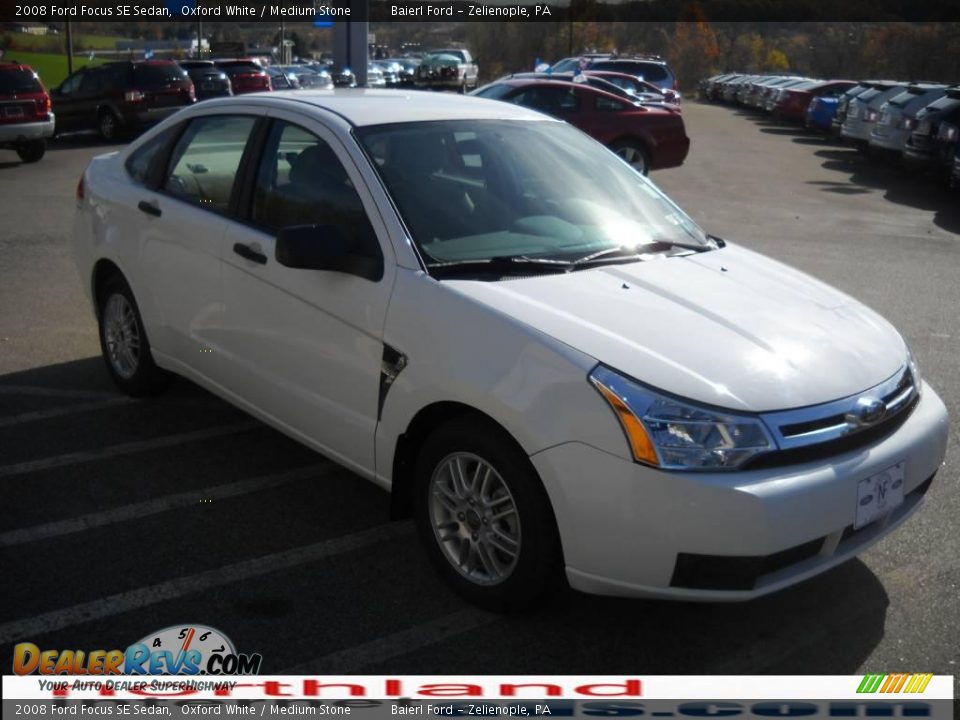 2008 Ford Focus SE Sedan Oxford White / Medium Stone Photo #4