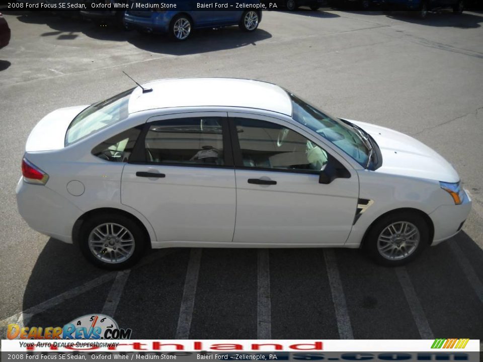 2008 Ford Focus SE Sedan Oxford White / Medium Stone Photo #5