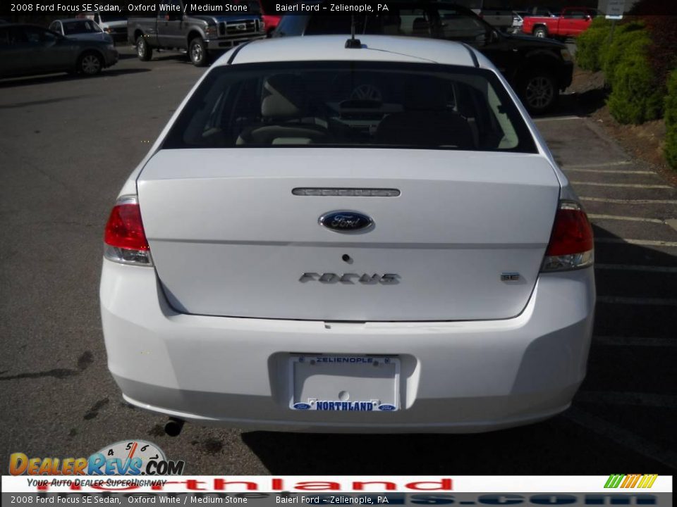 2008 Ford Focus SE Sedan Oxford White / Medium Stone Photo #7