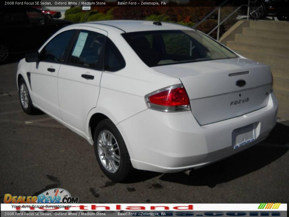 2008 Ford Focus SE Sedan Oxford White / Medium Stone Photo #8
