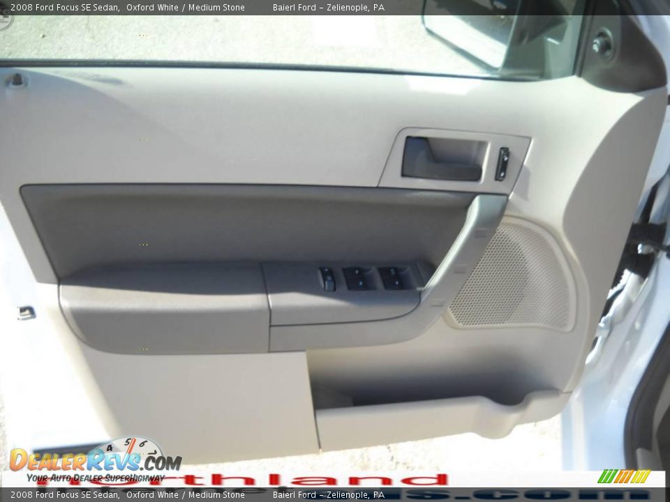 2008 Ford Focus SE Sedan Oxford White / Medium Stone Photo #9