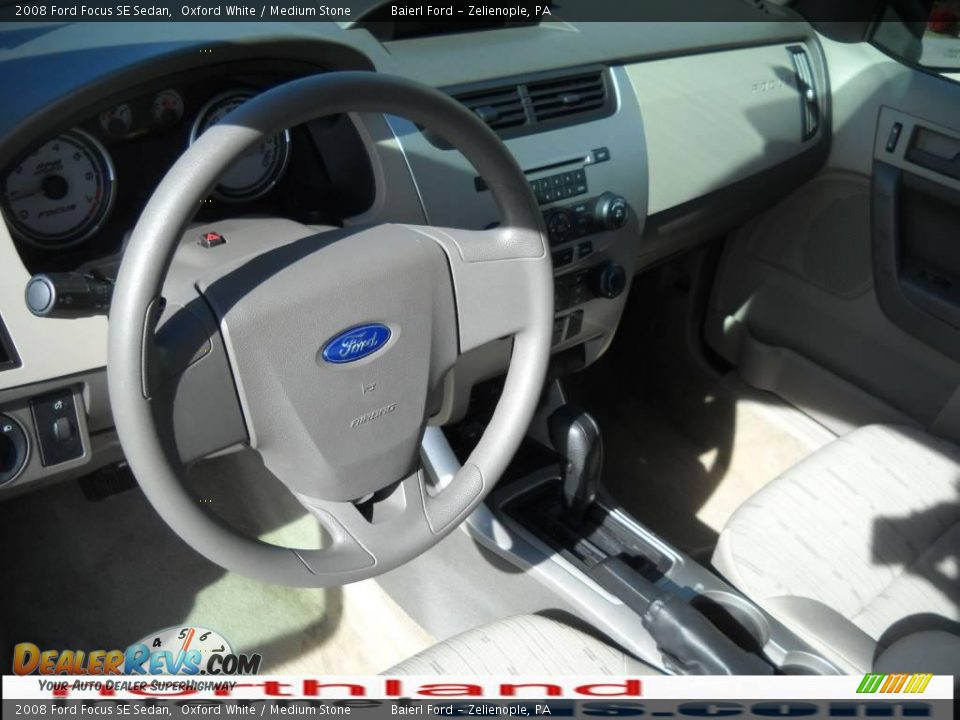 2008 Ford Focus SE Sedan Oxford White / Medium Stone Photo #10