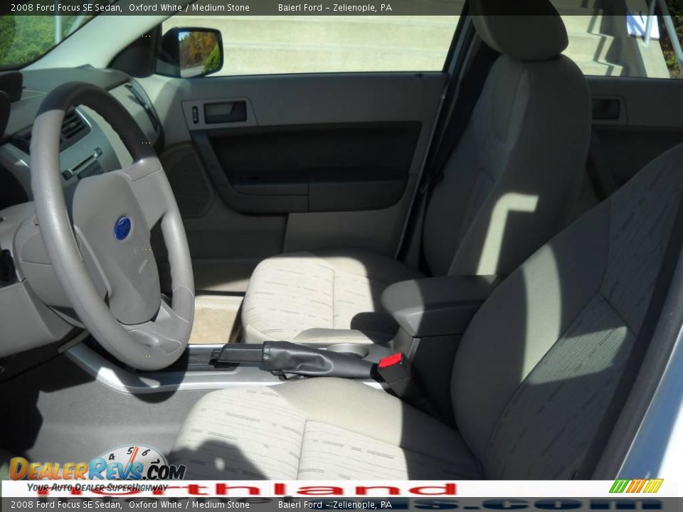 2008 Ford Focus SE Sedan Oxford White / Medium Stone Photo #11