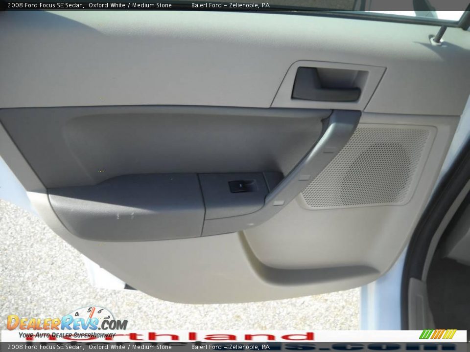 2008 Ford Focus SE Sedan Oxford White / Medium Stone Photo #13