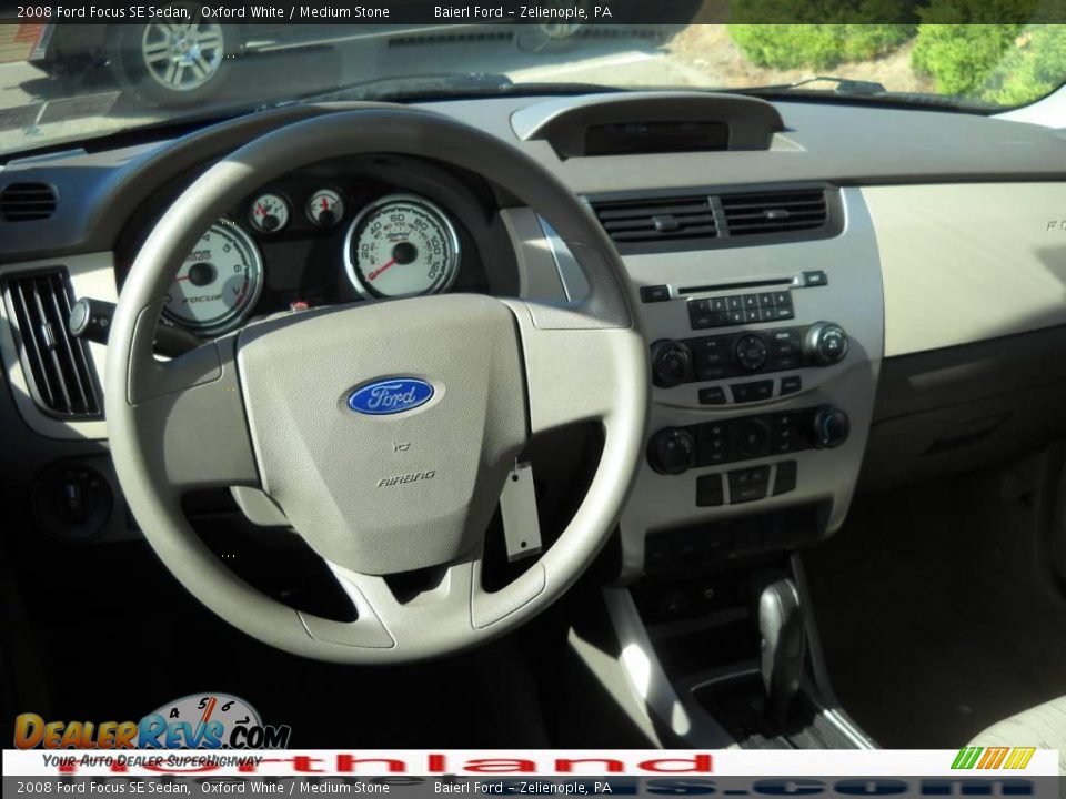 2008 Ford Focus SE Sedan Oxford White / Medium Stone Photo #14