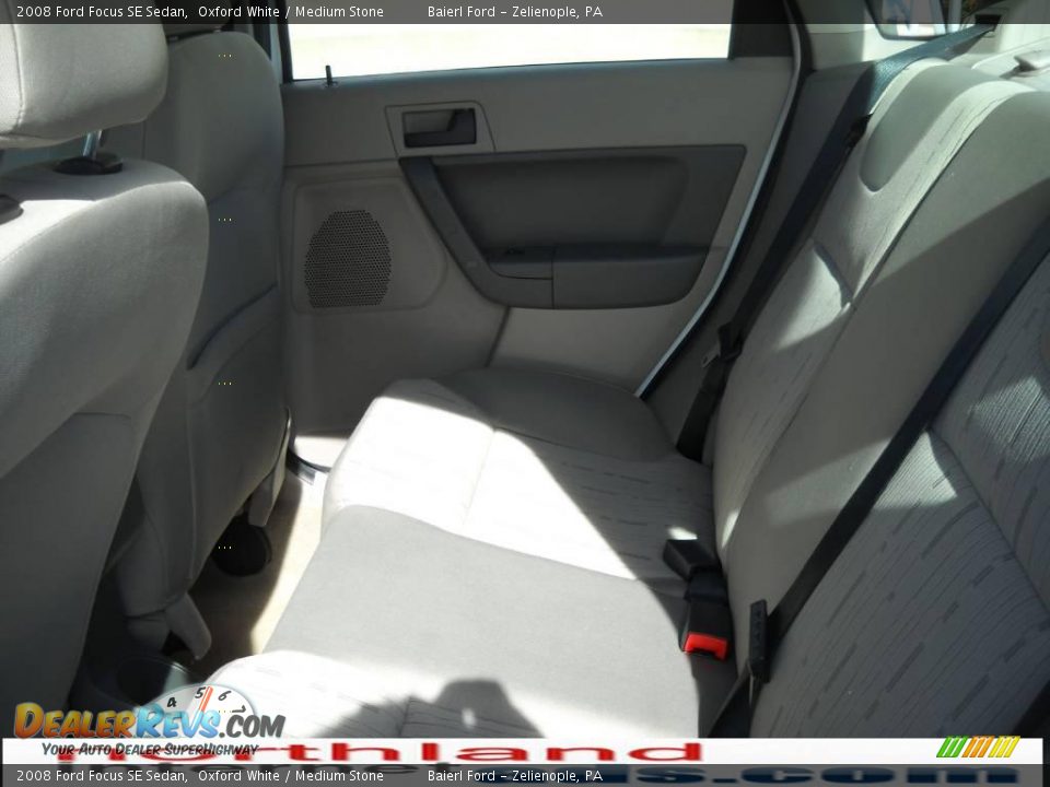 2008 Ford Focus SE Sedan Oxford White / Medium Stone Photo #15