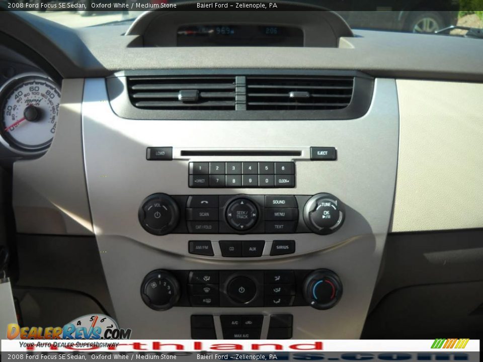 2008 Ford Focus SE Sedan Oxford White / Medium Stone Photo #17