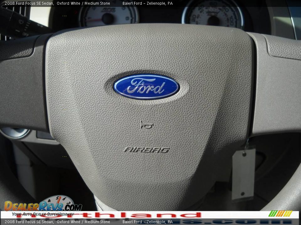 2008 Ford Focus SE Sedan Oxford White / Medium Stone Photo #19