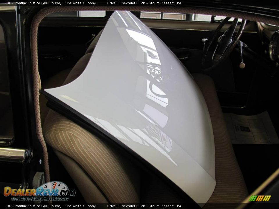 2009 Pontiac Solstice GXP Coupe Pure White / Ebony Photo #25