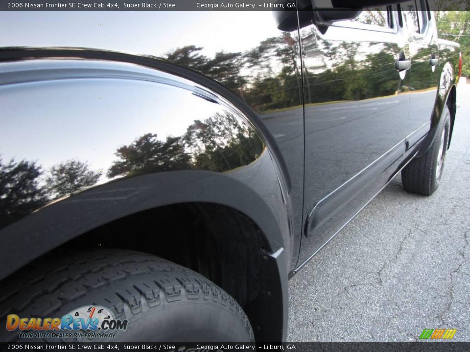 2006 Nissan Frontier SE Crew Cab 4x4 Super Black / Steel Photo #16