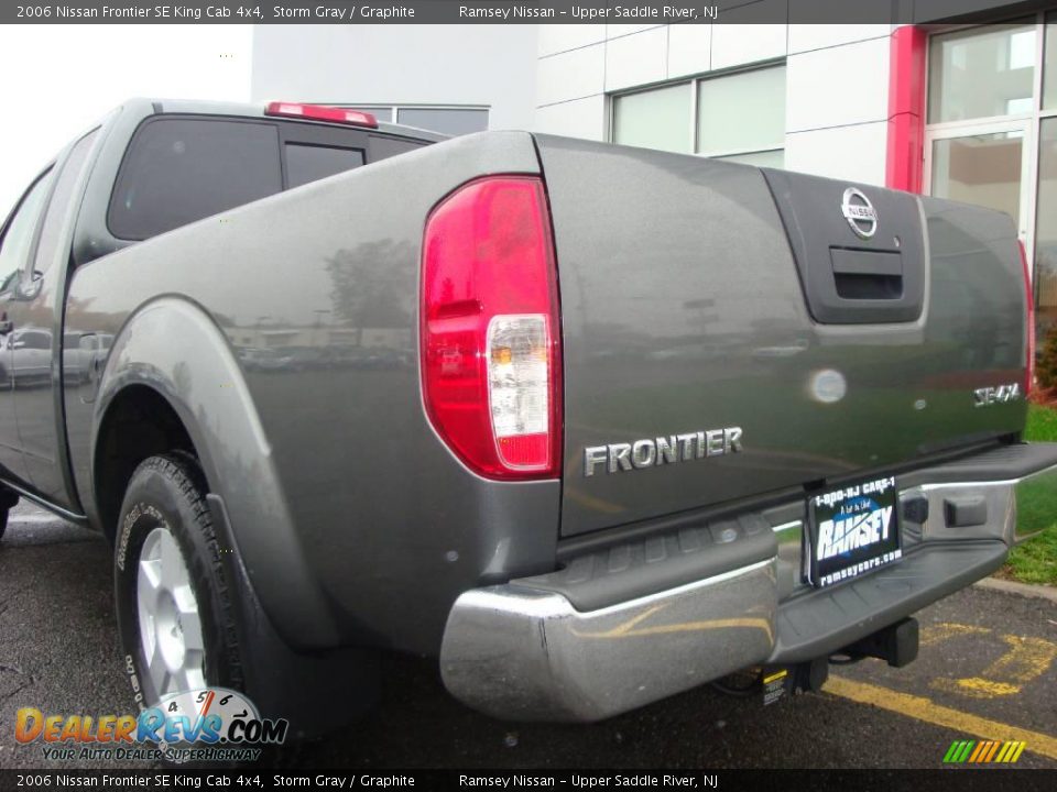 2006 Nissan Frontier SE King Cab 4x4 Storm Gray / Graphite Photo #19