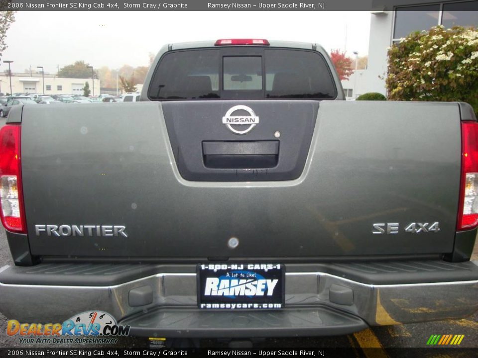2006 Nissan Frontier SE King Cab 4x4 Storm Gray / Graphite Photo #20