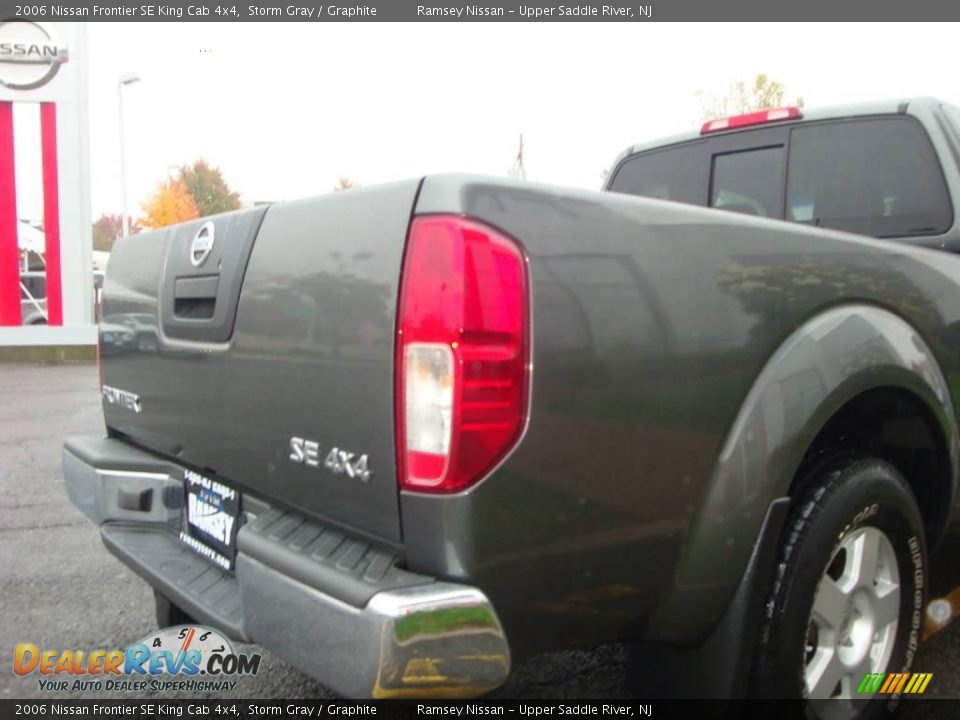 2006 Nissan Frontier SE King Cab 4x4 Storm Gray / Graphite Photo #22