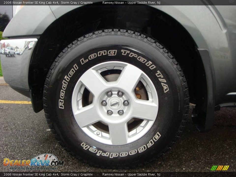 2006 Nissan Frontier SE King Cab 4x4 Storm Gray / Graphite Photo #25