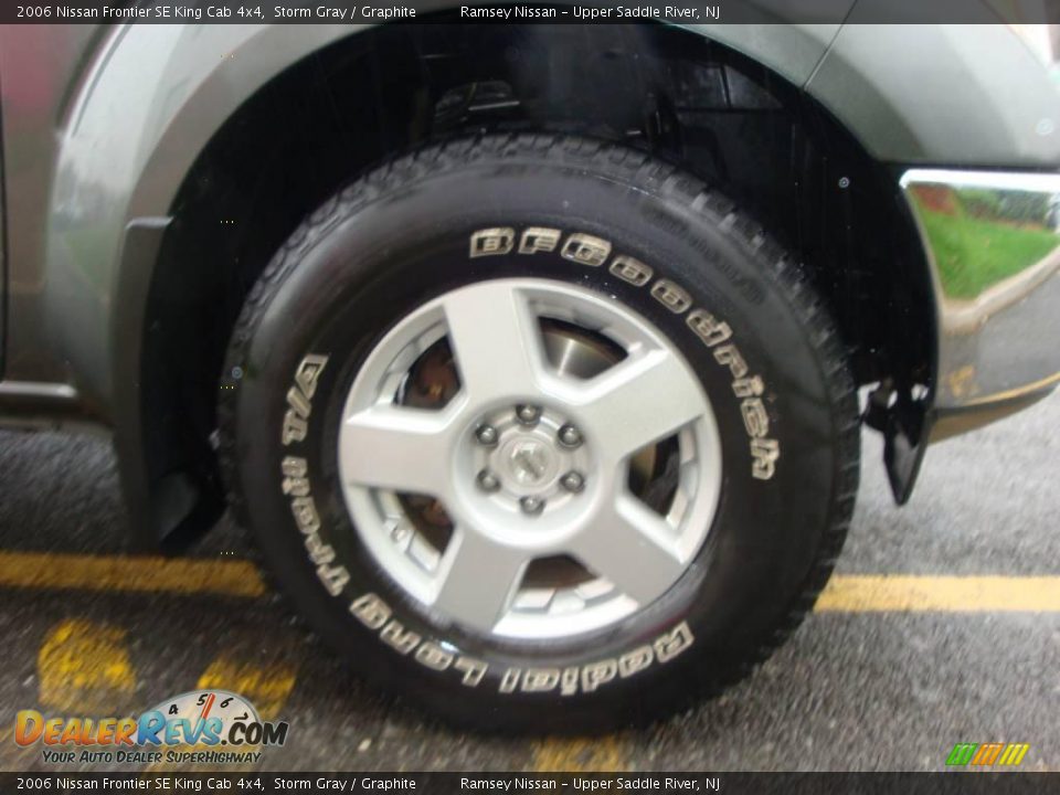 2006 Nissan Frontier SE King Cab 4x4 Storm Gray / Graphite Photo #28