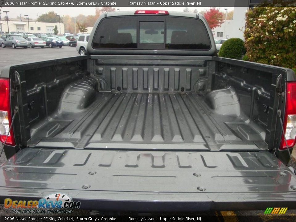 2006 Nissan Frontier SE King Cab 4x4 Storm Gray / Graphite Photo #31